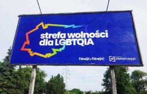 Read more about the article <strong>Strefa wolności dla LGBTQIA – tęczowy billboard w Krakowie</strong>